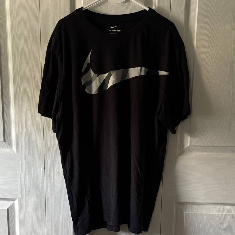 Nike Men's Black and Camo Gray Logo Tee